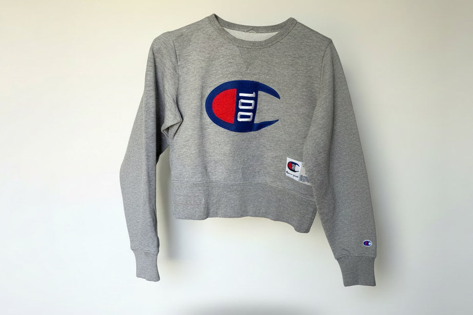 Sudadera cropped Champion 100 aniversario gris