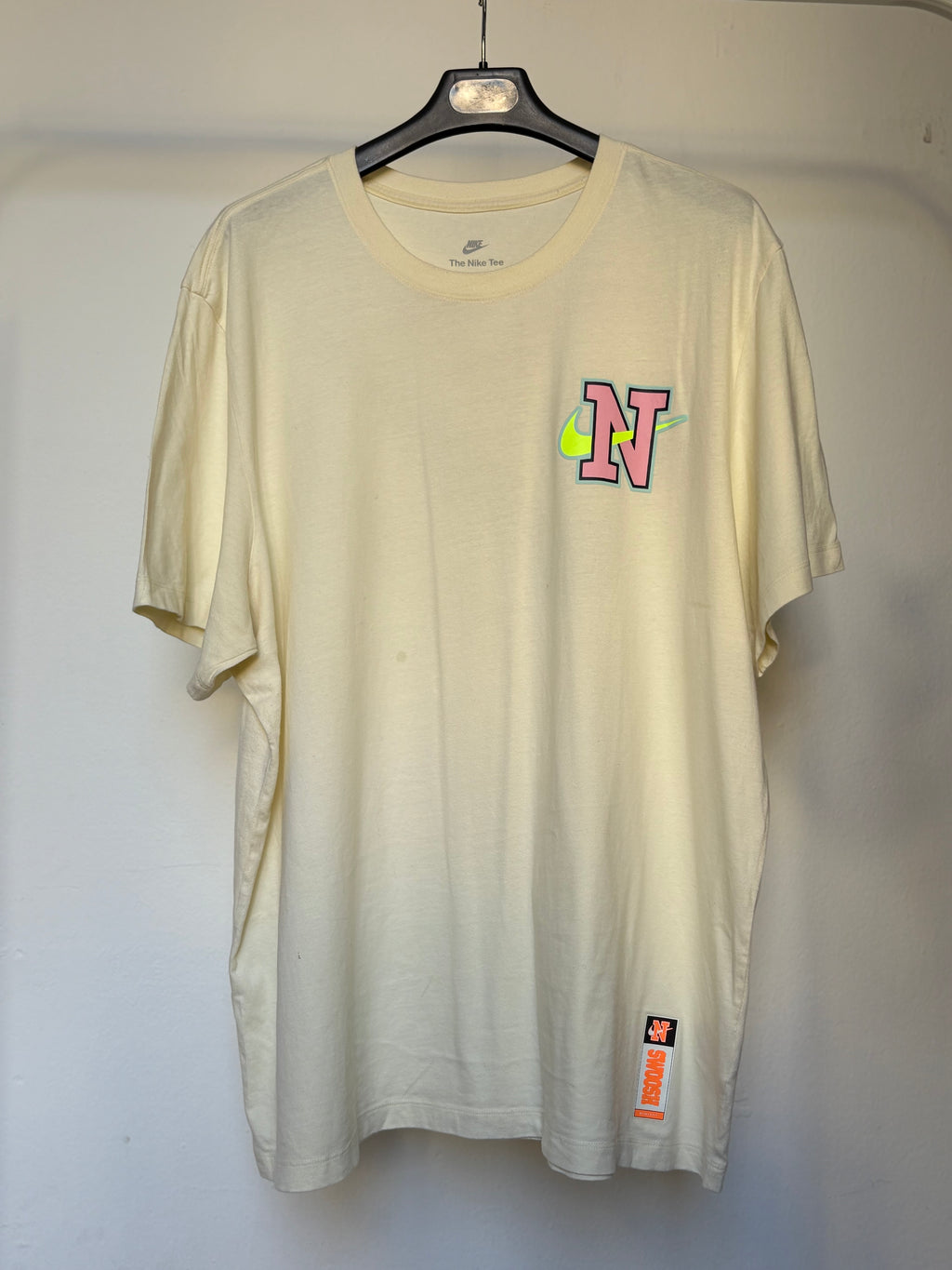 Camiseta Nike gráfica crema — archivo ilustrado