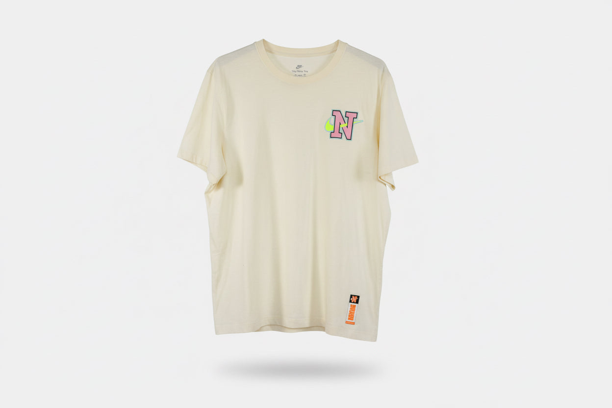 Camiseta Nike gráfica crema — archivo ilustrado