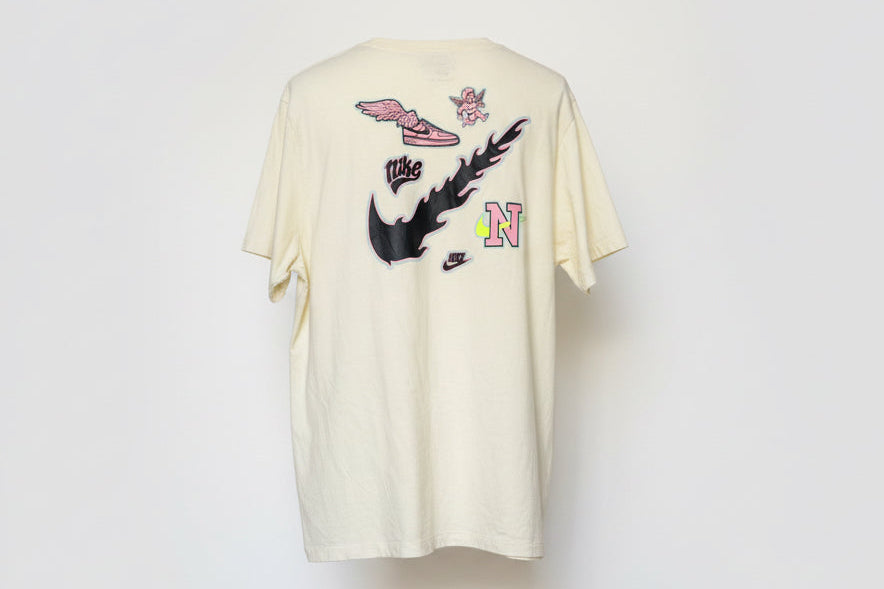 Camiseta Nike gráfica crema — archivo ilustrado