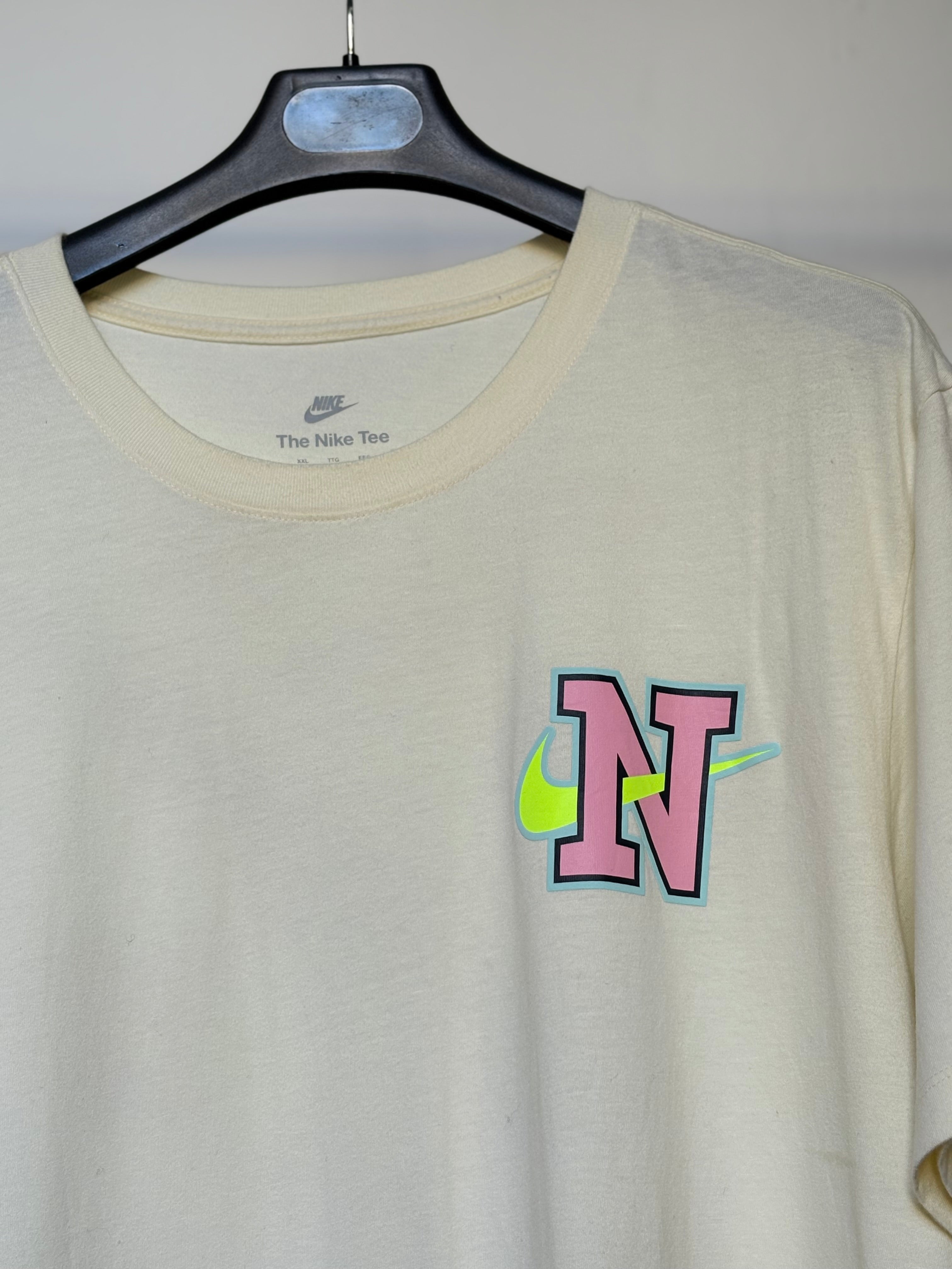 Camiseta Nike gráfica crema — archivo ilustrado